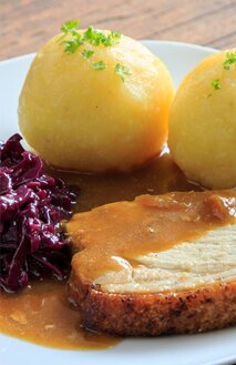 Braten mit Knödel und Rotkohl