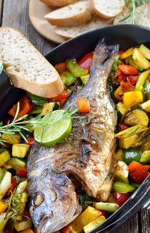 Fisch mit Gemüse und Brot